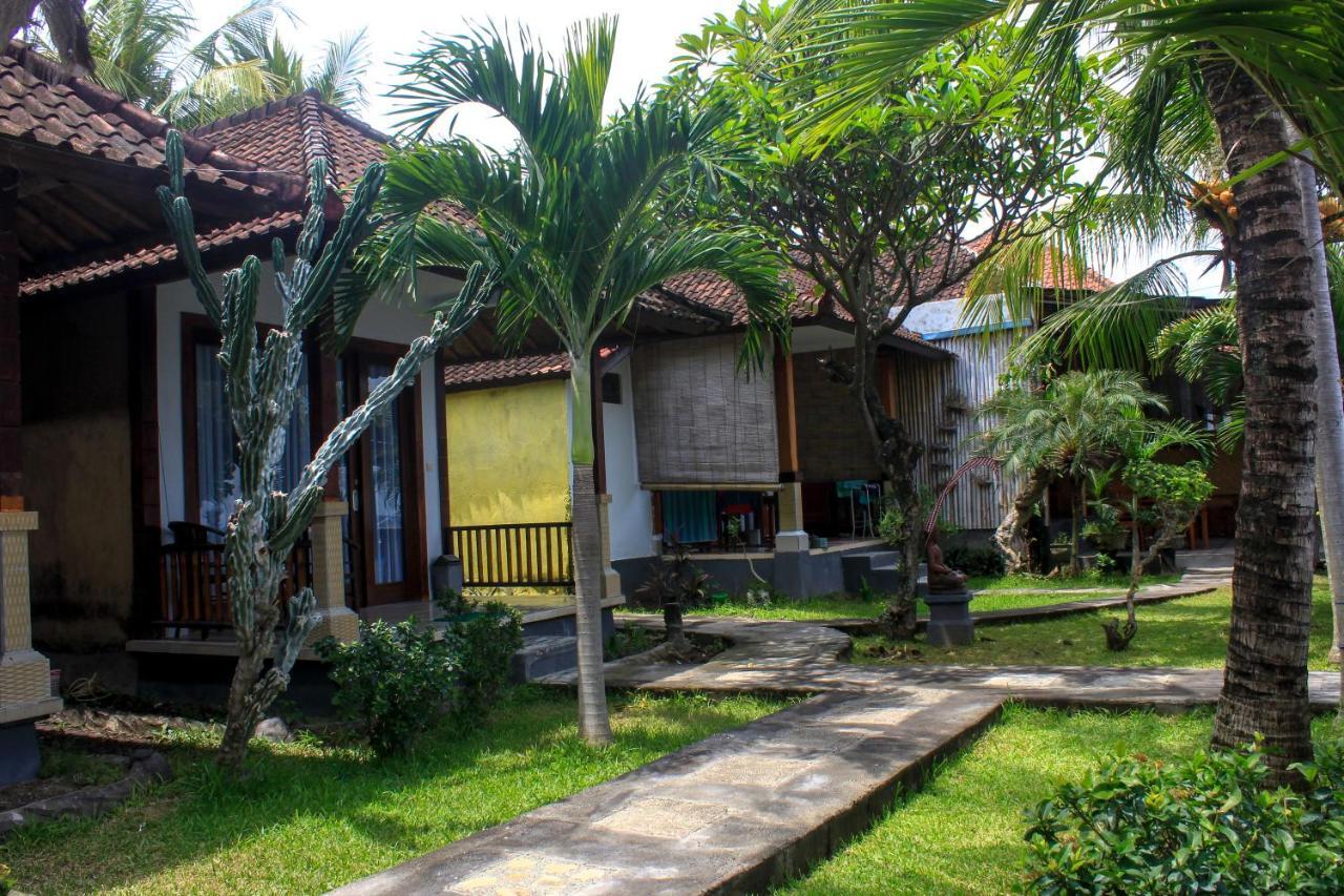 Coconut Beach Bungalows & Warung Amed  Exterior photo